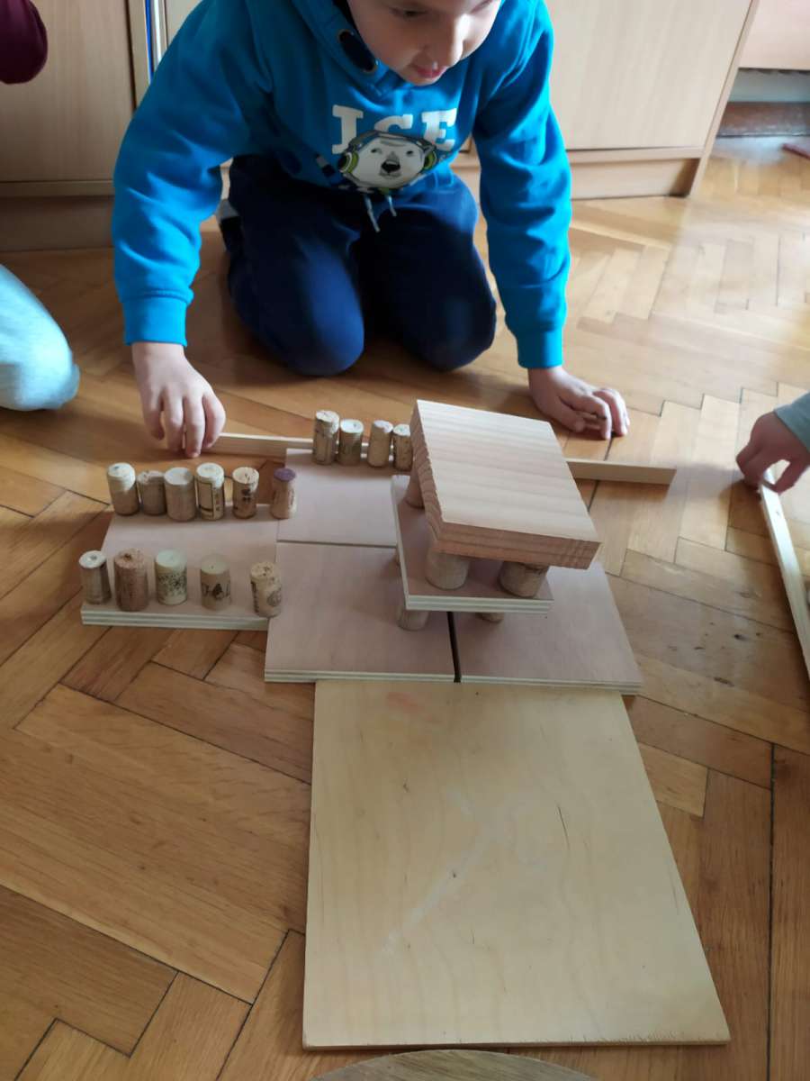 IGRE PEDAGOŠKI NEOBLIKOVANIM MATERIJALIMA – PO BUŠEVEC