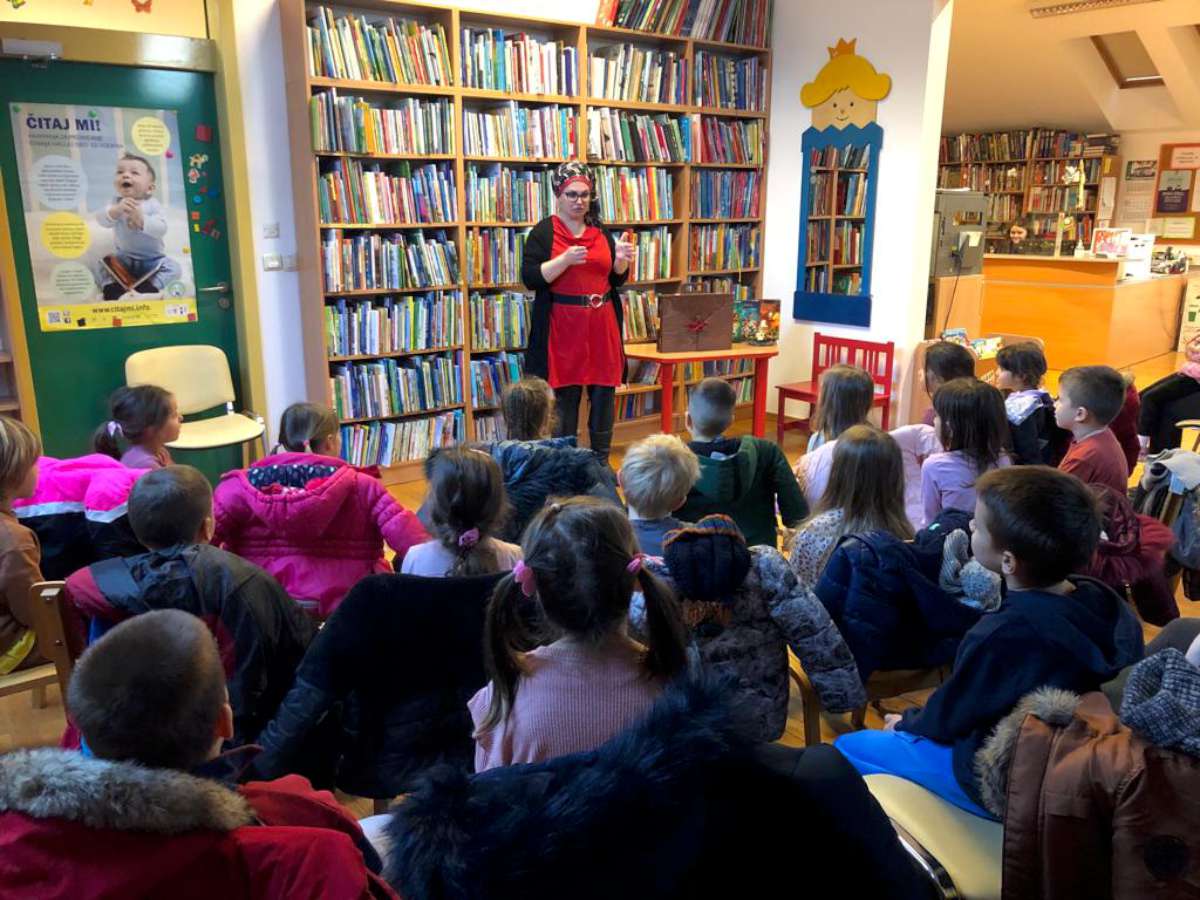 BOŽIĆNA PRIČAONICA U GRADSKOJ KNJIŽNICI