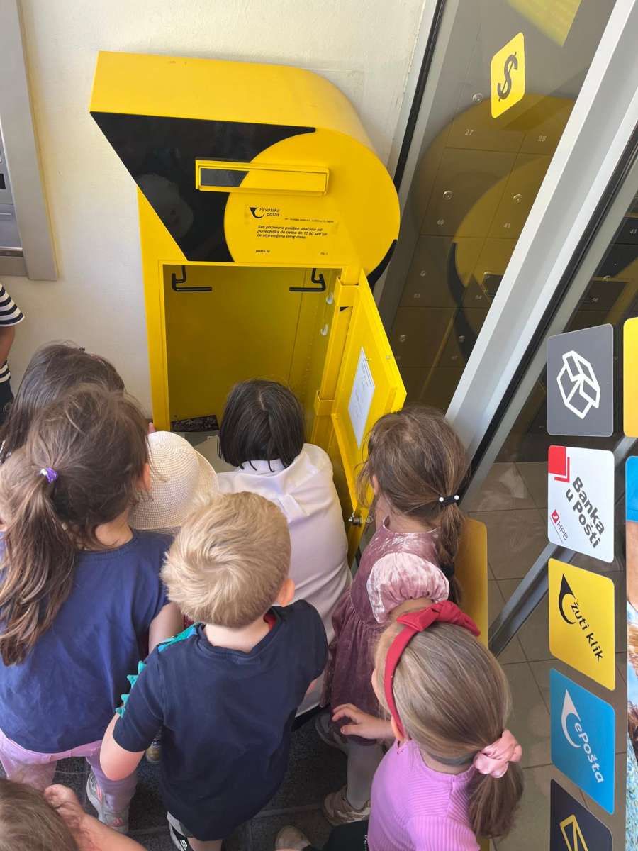 Pisanje i slanje razglednica – skupina s alternativnim Montessori programom, objekt Pucekovićeva