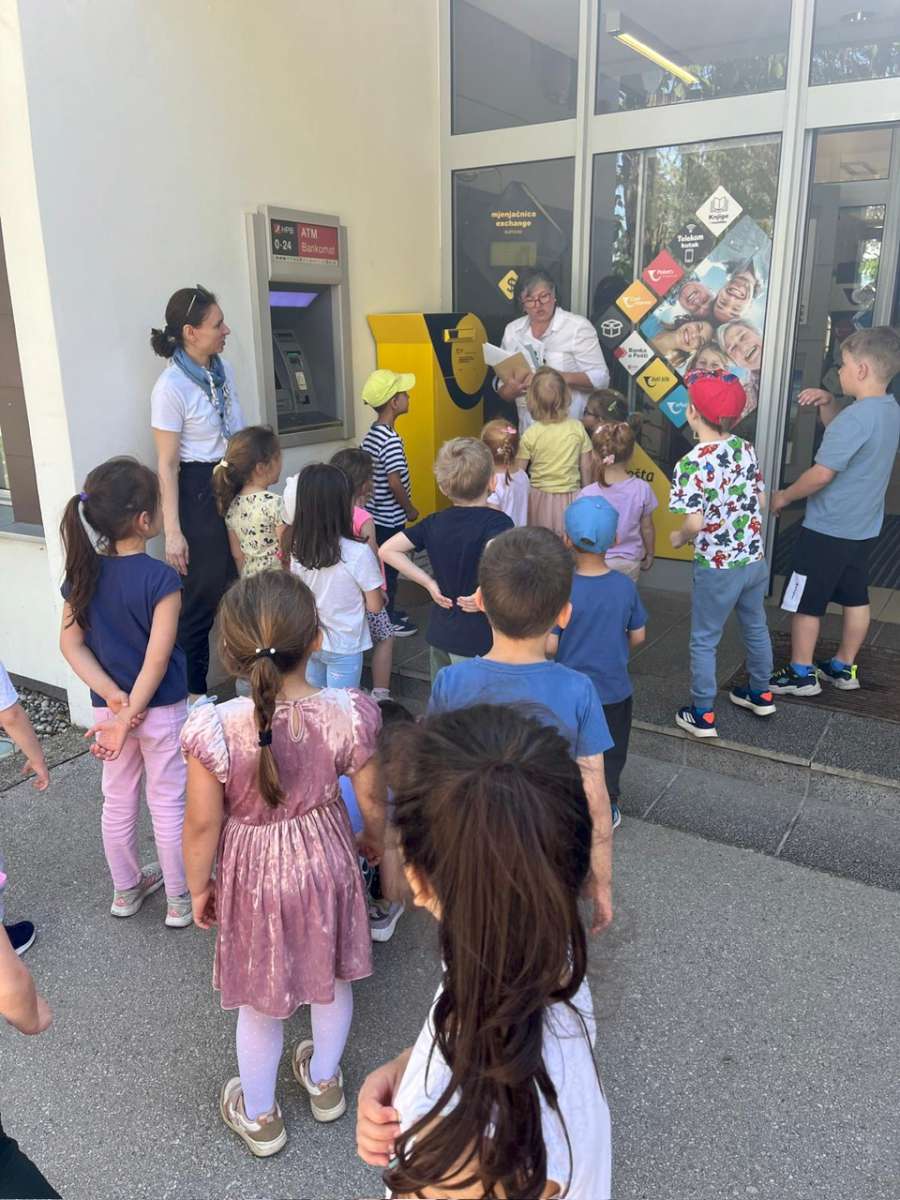 Pisanje i slanje razglednica – skupina s alternativnim Montessori programom, objekt Pucekovićeva