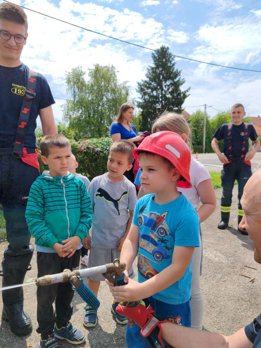 DJECA PREDŠKOLSKE SKUPINE PO BUŠEVEC POSJETILA SU 
DVD BUŠEVEC