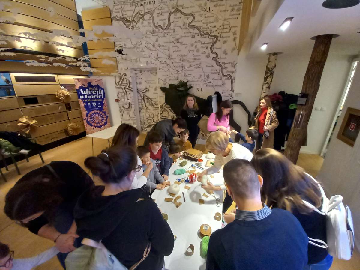 RADIONICA NA ADVENTU U VELIKOJ GORICI: <br>
IZRADA BOŽIĆNIH UKRASA NA EKOLOŠKI NAČI