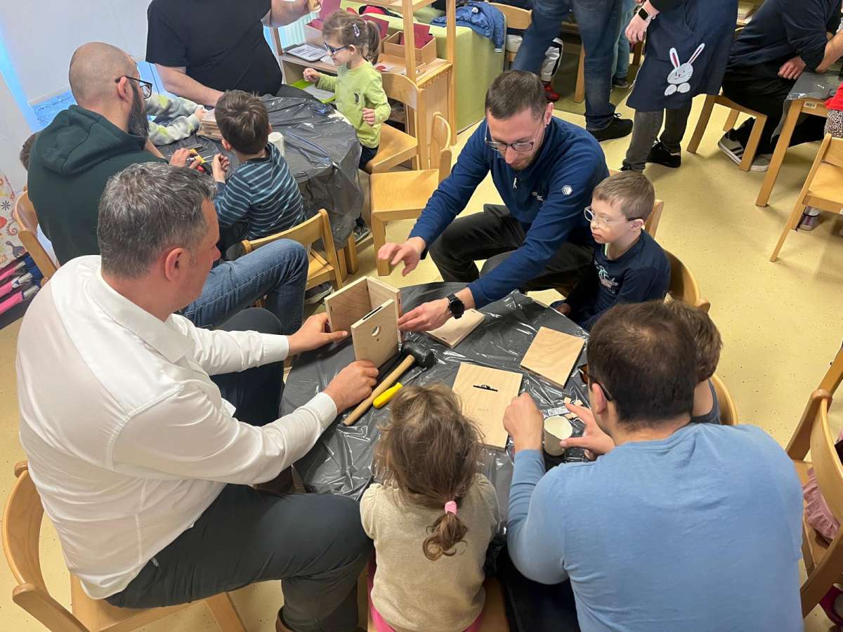 Montessori skupina Pucekovićeva - Dan očeva<br>
Radionica izrade kućica za ptice