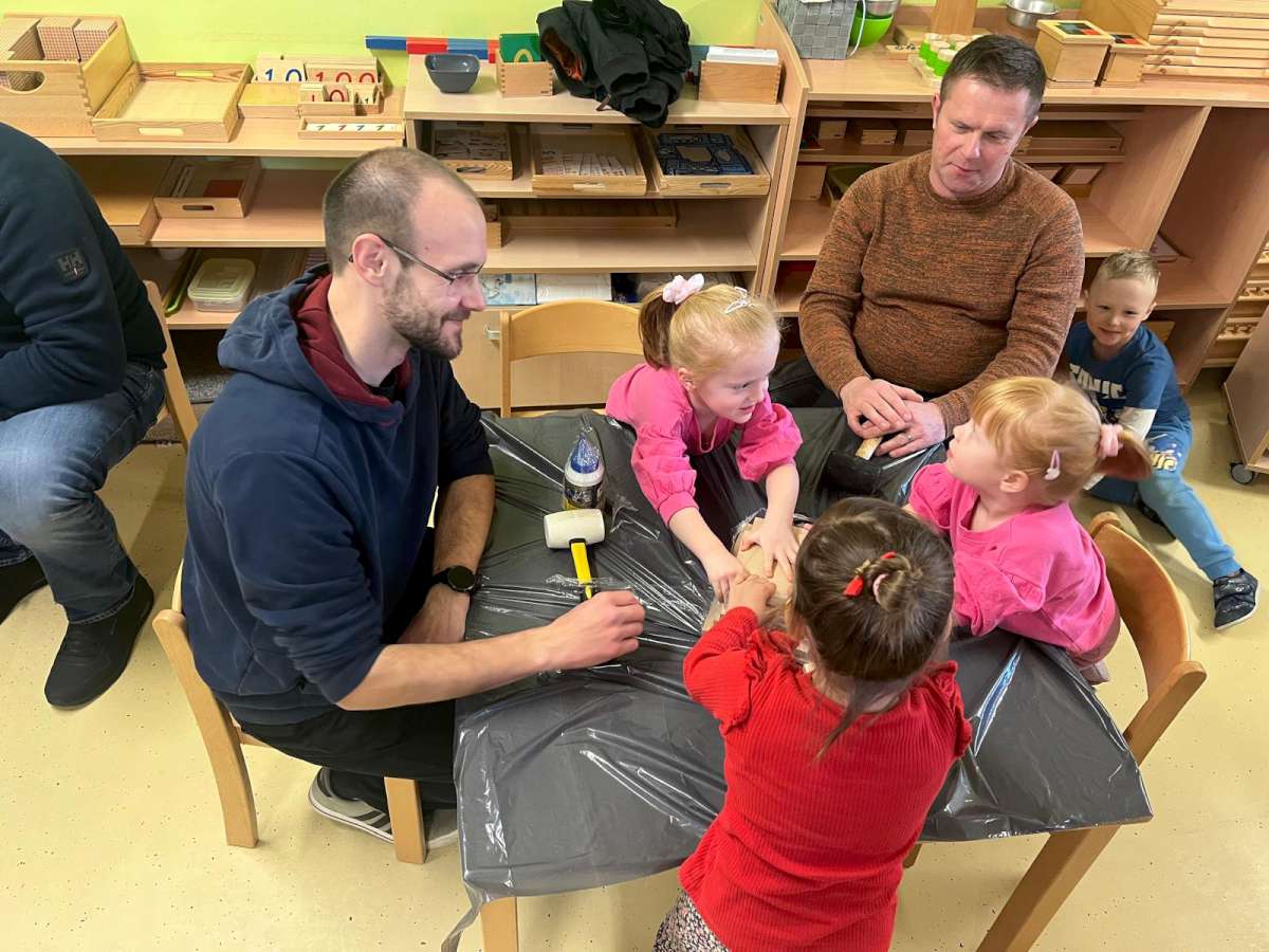 Montessori skupina Pucekovićeva - Dan očeva<br>
Radionica izrade kućica za ptice