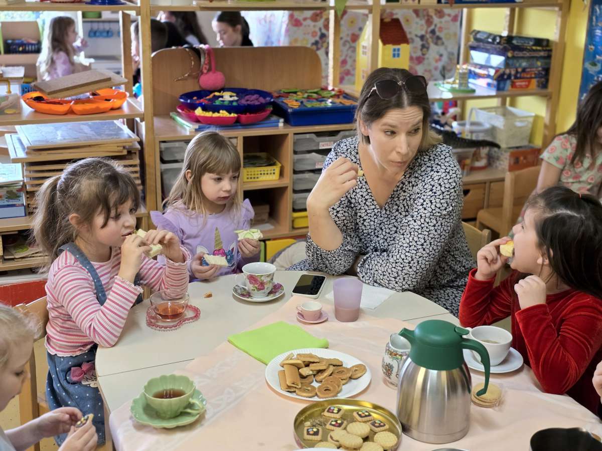 SKUPINA S RANIM UČENJEM ENGLESKOG JEZIKA-PUCEKOVIĆEVA<br>
TEA PARTY - POSLIJEPODNEVNA ČAJANKA
